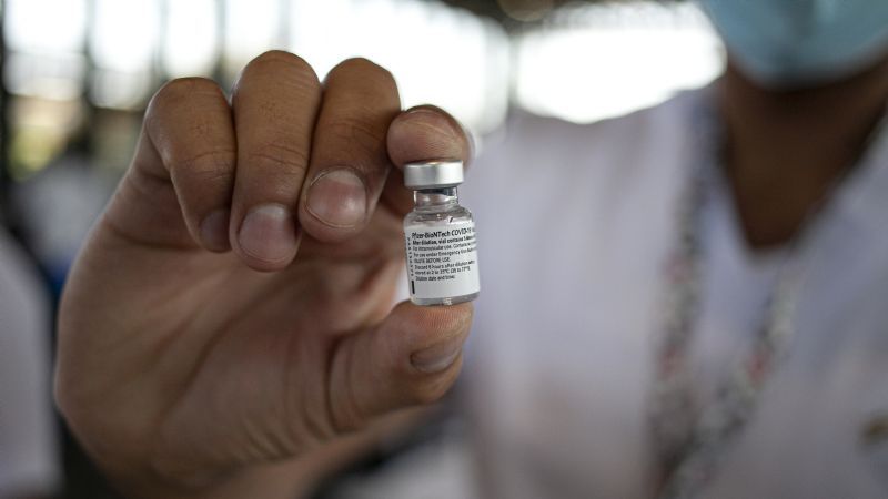 Pfizer pedirá a Cofepris aval para aplicar en México su vacuna para adolescentes
