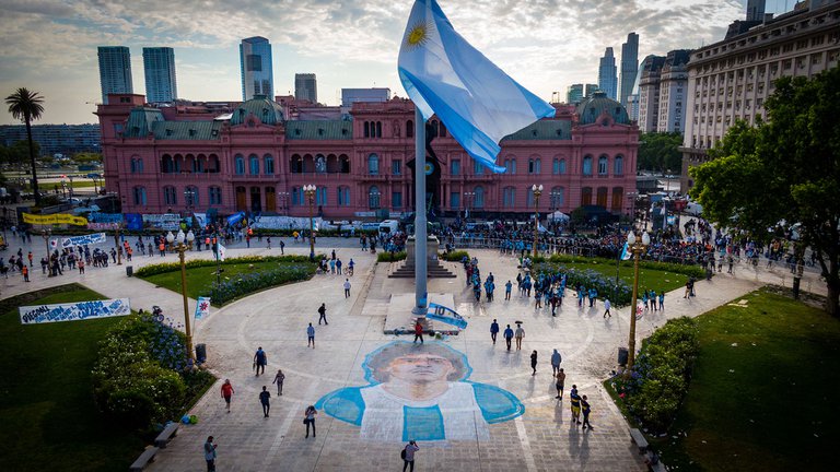 La historia detrás del retrato de Maradona en la Plaza de Mayo: “Es mi regalo para el Diego, la vida ya no tiene sentido sin él”