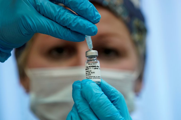 Cómo es la vacuna rusa contra el COVID-19 que comprará Argentina