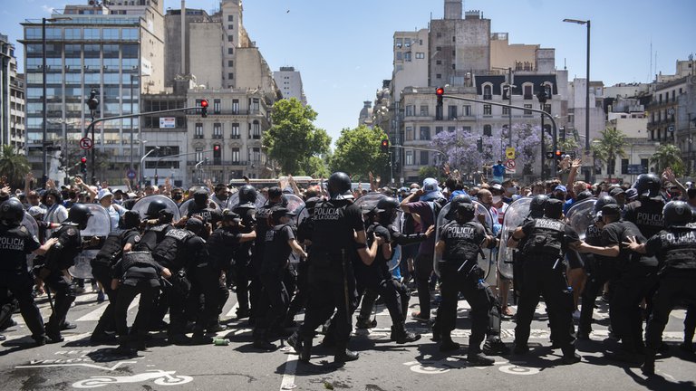 Grave enfrentamiento entre los fans de Maradona y las fuerzas de seguridad en el centro porteño