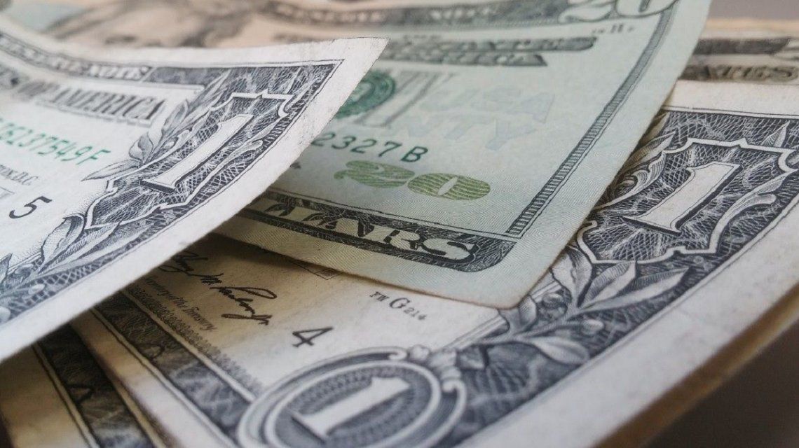 El dólar blue cayó otros  esta semana y la brecha quedó por debajo del 99%