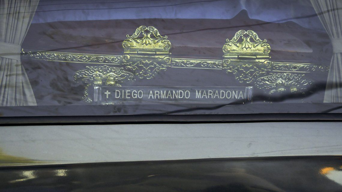 Vuela el barrilete cósmico: Maradona descansa con Doña Tota y Don Diego