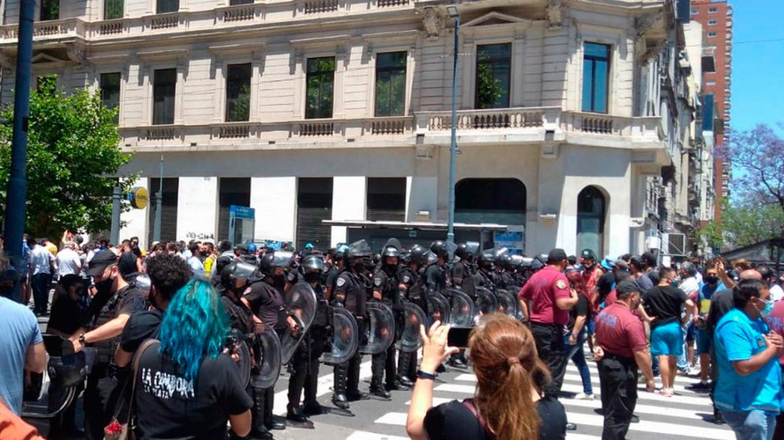 Nueve detenidos en el operativo de seguridad por el velatorio de Diego Maradona