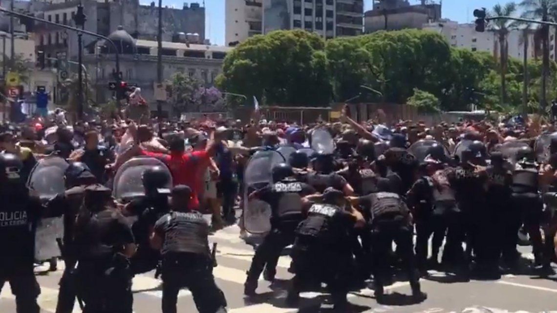 Incidentes entre la Policía y los fanáticos en el velorio de Maradona