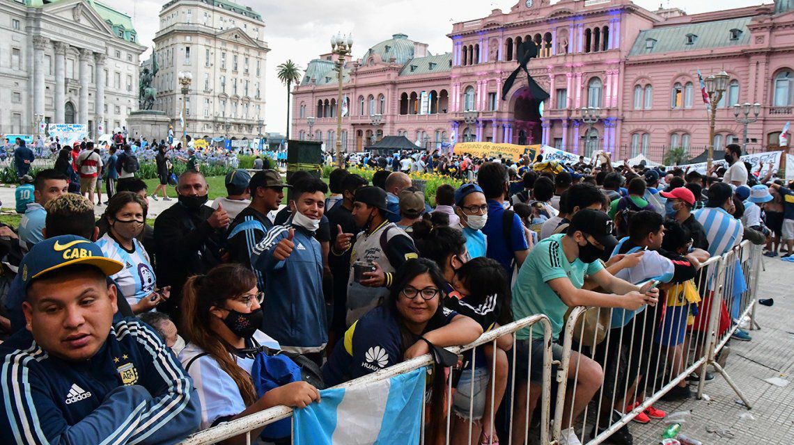 Miles de personas despiden a Maradona en el velatorio en Casa Rosada