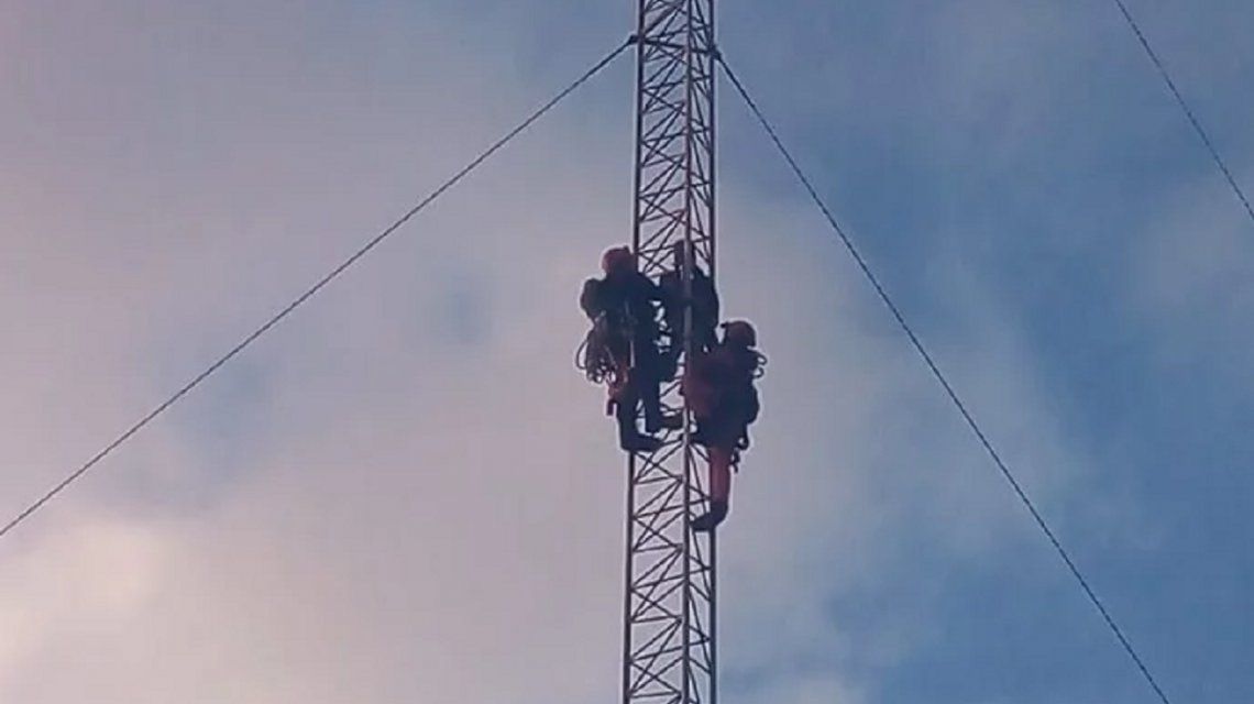 Mar del Plata en vilo en el viernes previo al fin de semana largo: subió a una antena de 60 metros y amenazó con arrojarse