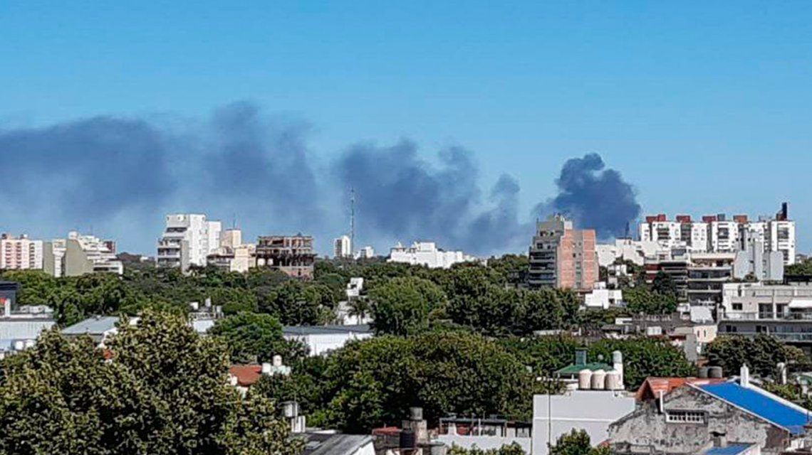 Loma Hermosa: diez dotaciones de bomberos intentan apagar un incendio en una fábrica de pintura