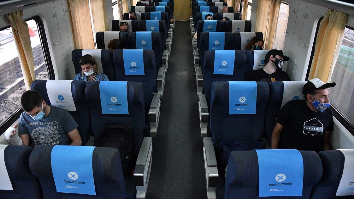 Barbijo y uno por fila: cómo se viaja en el tren a Mar del Plata para vacacionar