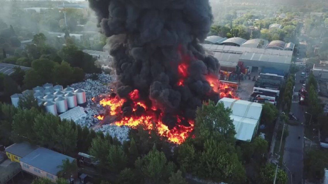 Videos del incendio en General Pacheco: el humo puede verse desde la Ciudad