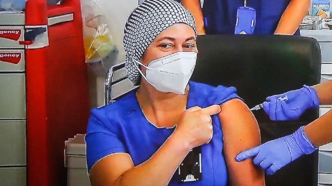 Chile: una enfermera que se dio la primera dosis de la vacuna de Pfizer contrajo coronavirus