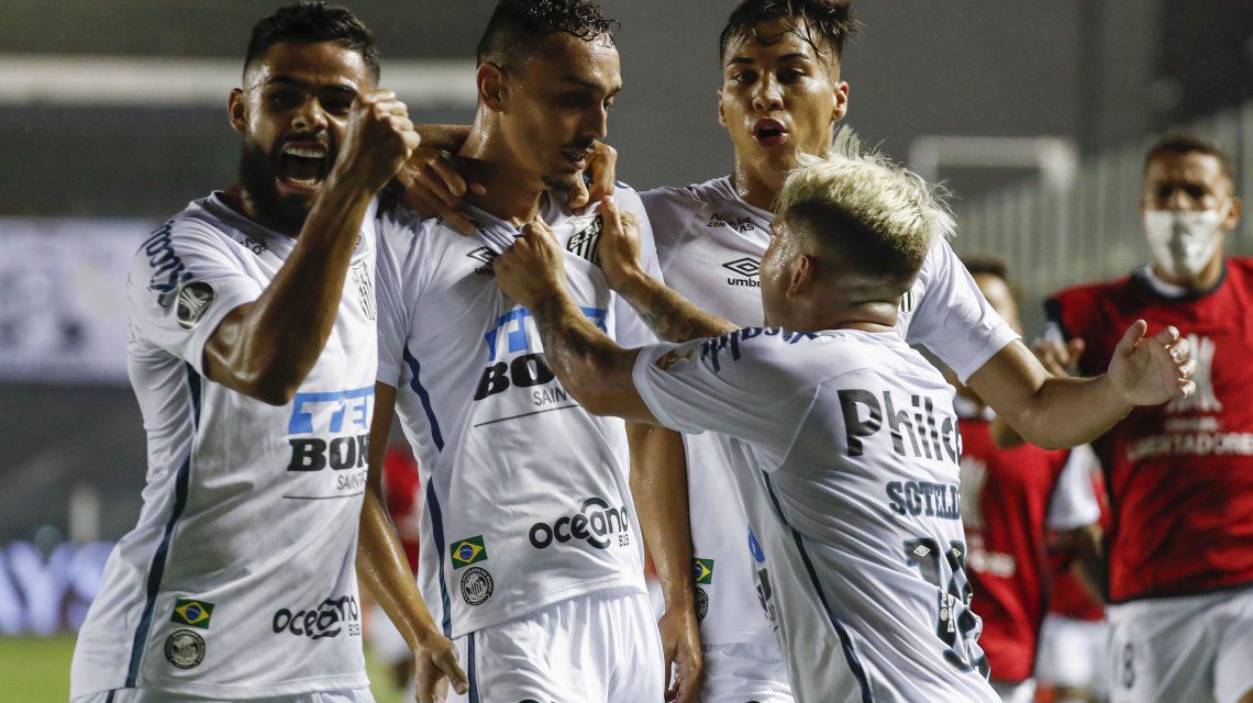 Santos goleó a Boca y hay final brasileña en la Copa Libertadores