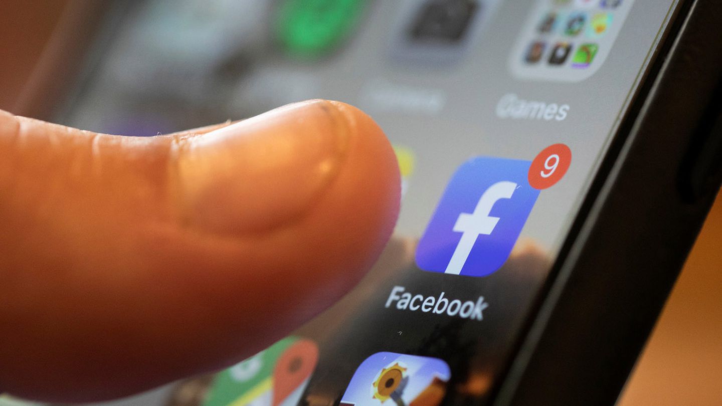 Facebook vs Apple: la red social prueba una ventana emergente para informar sobre los datos que recopila