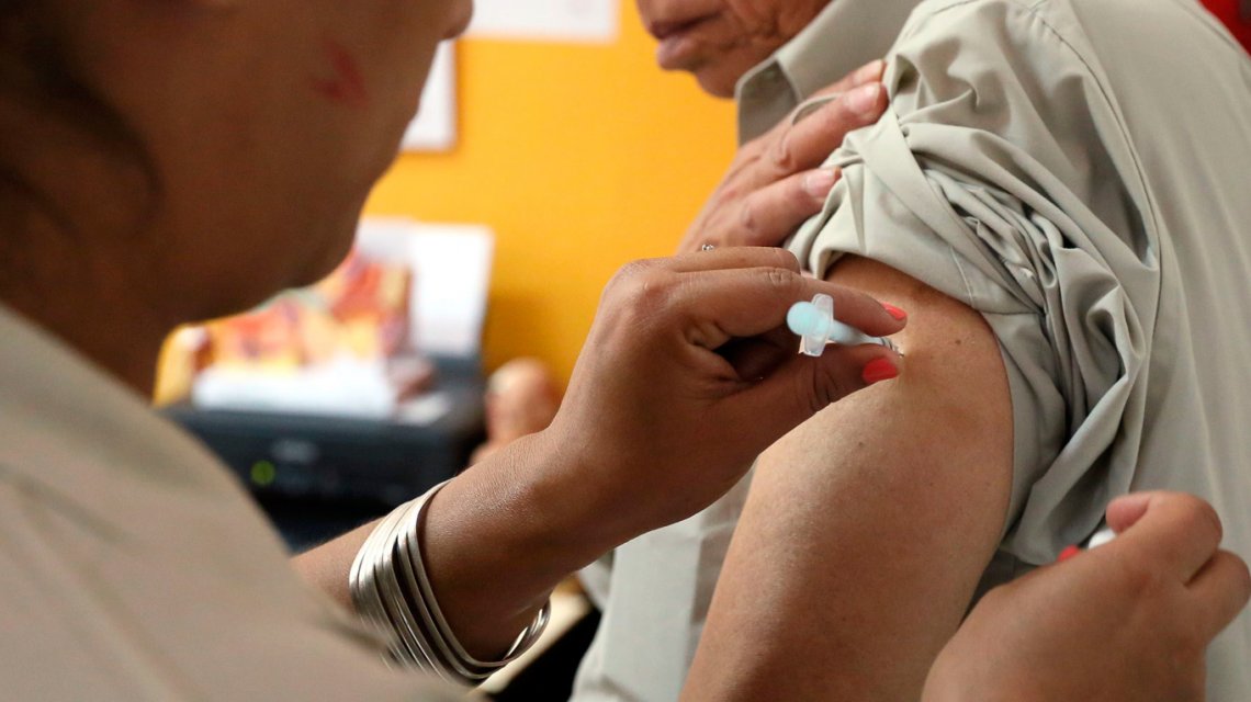 Los mayores de 80 años ya pueden inscribirse para recibir la vacuna en la Ciudad: cómo hacerlo