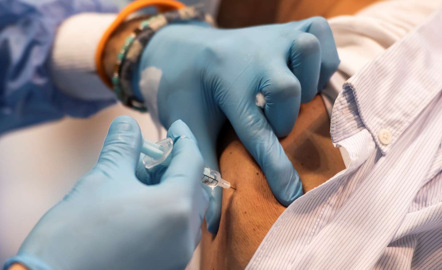 Francia acelera la vacunación con su aplicación en siete hospitales militares