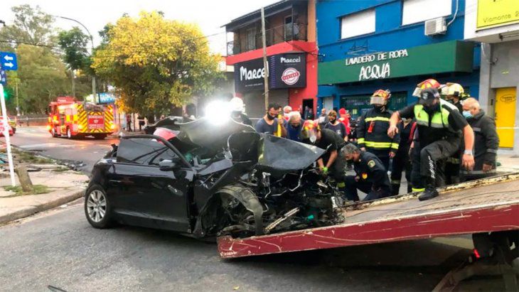 Un auto chocó contra un poste de luz y murieron dos hermanas en Lanús