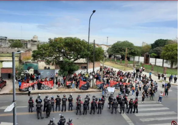Protesta y tiros en el Ministerio de Desarrollo y Hábitat de la Ciudad