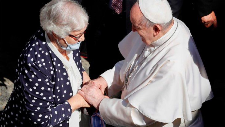 El gesto del Papa con una sobreviviente del Holocausto