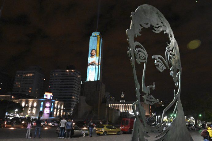 El Monumento a la Bandera se ilumina con imágenes de aliento a la Selección