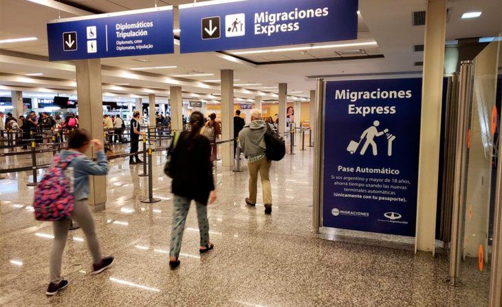 Analizan vuelos especiales para argentinos en el exterior