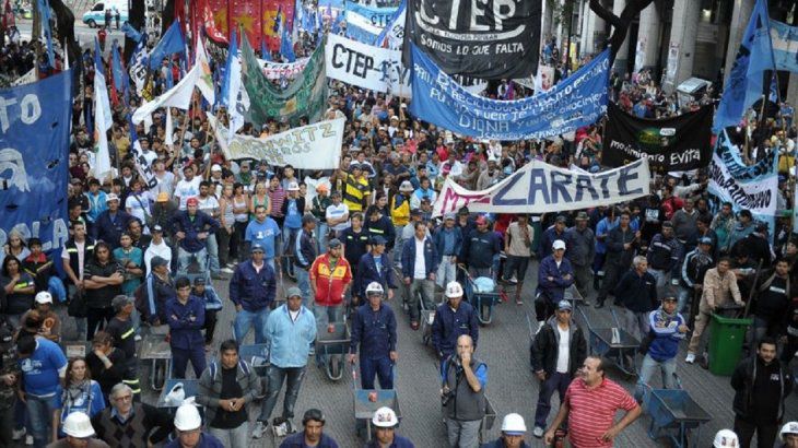Organizaciones sociales marchan por una renta básica universal en el Día de San Cayetano