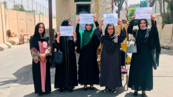 Afganistán: mujeres salieron a protestar tras la toma de poder de los talibanes