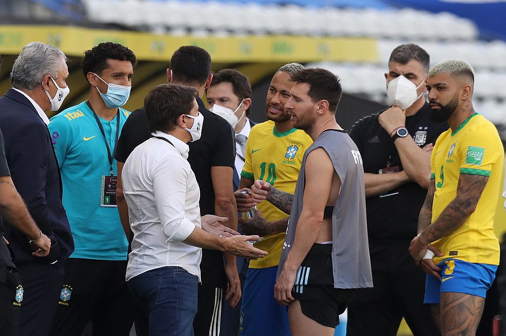 Tumulto y sorpresa: el momento en que autoridades sanitarias suspenden el partido entre Brasil y Argentina