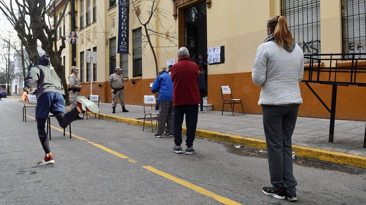 Solo en Argentina: un hombre escapó corriendo de una escuela para no ser presidente de mesa