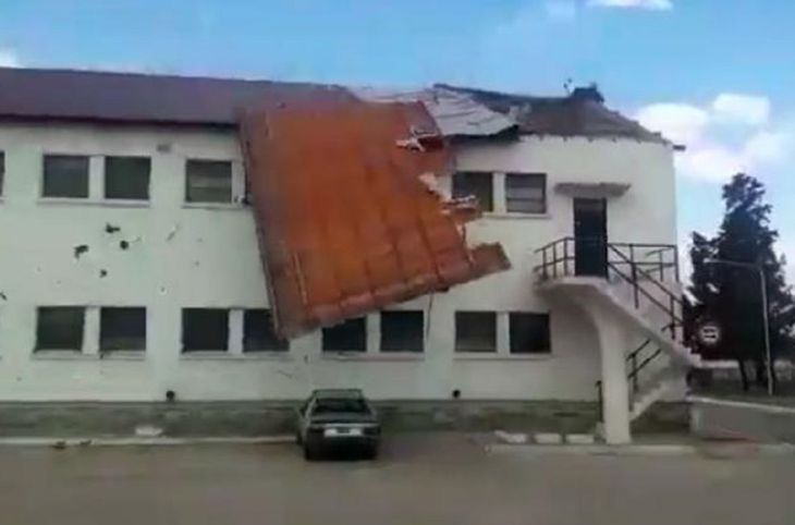 Fuertes ráfagas volaron el techo de la Escuela de Suboficiales y aplastó a un auto