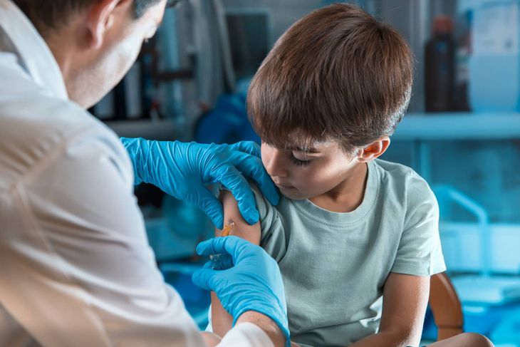 Otra sociedad de pediatras avaló la vacunación a menores pero pidió un informe detallado de pruebas