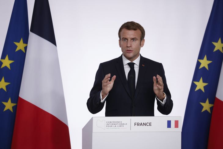 Francia: Macron cambió el azul de la bandera por uno más oscuro