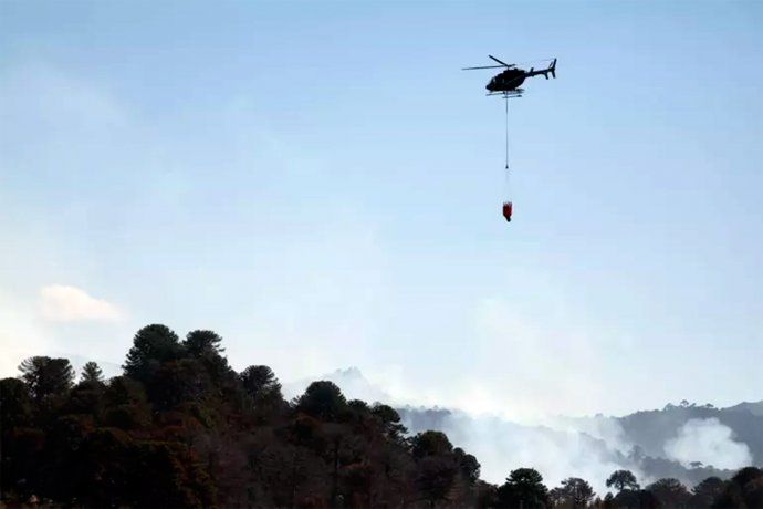 Cayó un helicóptero que combatía los incendios en la Patagonia: hay al menos dos muertos