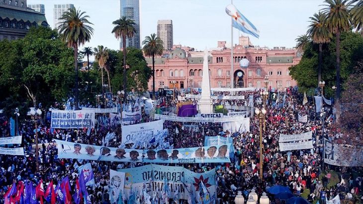 Alberto Fernández y Cristina Kirchner participan de los festejos en Plaza de Mayo por el Día de la Democracia