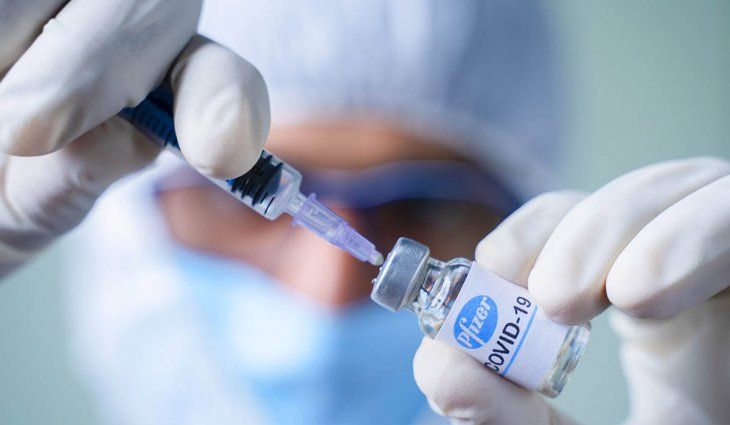 Advierten que Ómicron baja fuerte los anticuerpos que genera la vacuna de Pfizer
