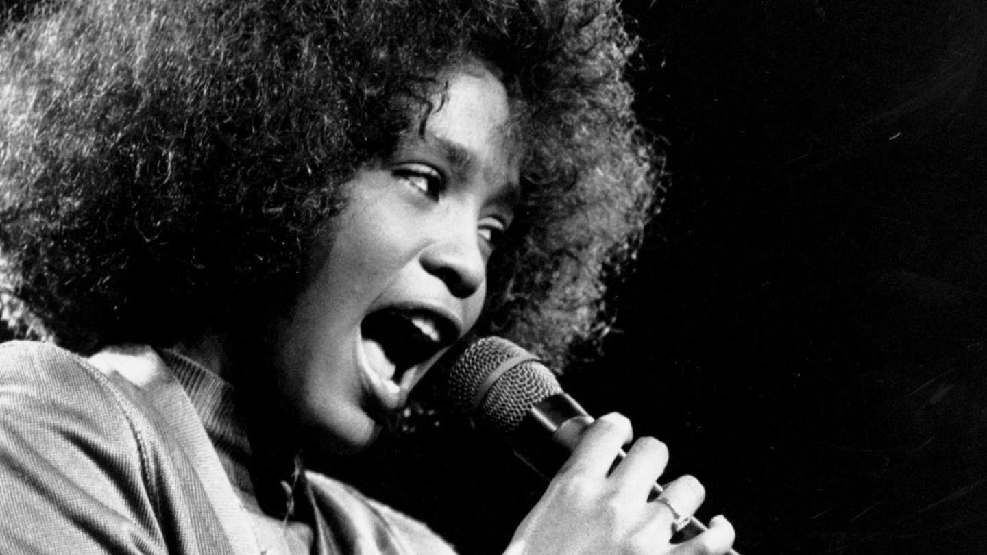 A 10 años de la muerte de Whitney Houston: abusos, excesos y el trágico final de una voz inigualable