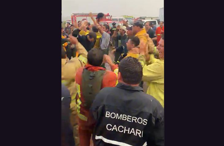 La alegría de los bomberos por las lluvias sobre Corrientes