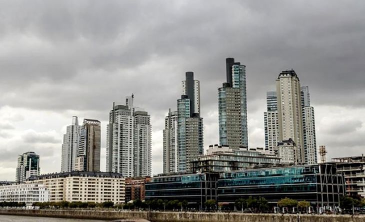 Inundaciones y subte interrumpido en la ciudad de Buenos Aires por la fuerte lluvia