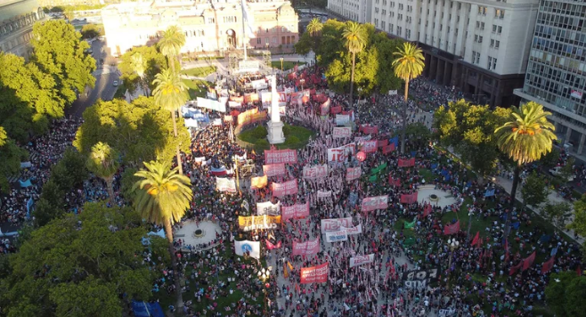Manifestantes protestaron contra el acuerdo con el FMI en Plaza de Mayo: hubo caos de tránsito en el centro porteño