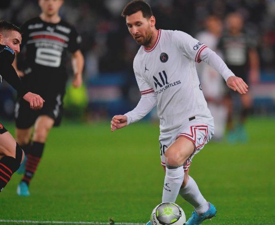Con asistencia de Messi y gol agónico de Mbappé, PSG venció a Rennes y sigue firme en la cima