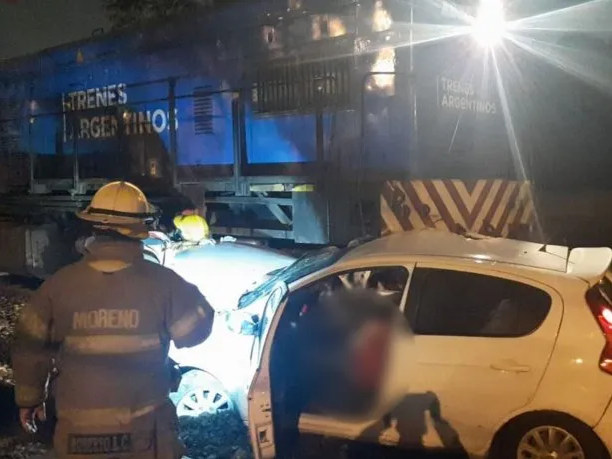 Un tren embistió un auto en Moreno: hay cuatro muertos
