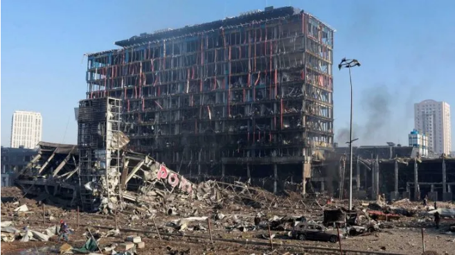 Ucrania: al menos seis muertos en un bombardeo a un shopping de Kiev
