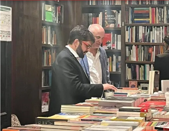 Gabriel Boric salió a caminar por Palermo y entró a una clásica librería
