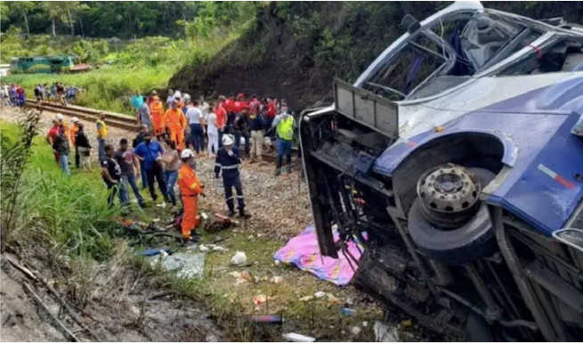 Un micro cayó por un acantilado y murieron 10 personas en Brasil