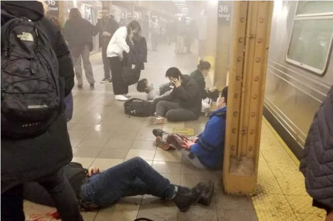 Tiroteo en el subte de Nueva York: hay al menos 16 heridos