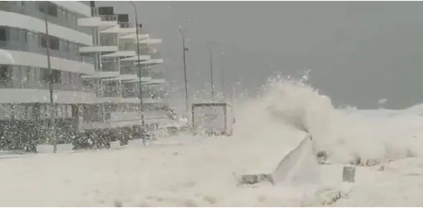 El ciclón extratropical llenó de espuma marina las calles de Punta del Este