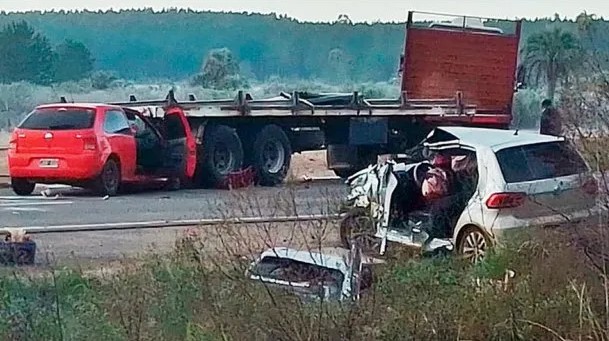 Entre Ríos: impresionante choque entre dos autos y un camión deja un herido grave