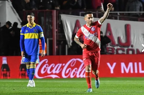 Argentinos venció 2-0 a Boca en La Paternal y es el puntero del campeonato