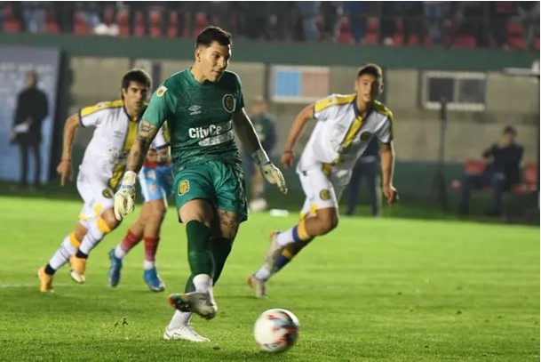 Con dos goles de su arquero, el Rosario Central de Carlos Tevez goleó 3-0 a Arsenal