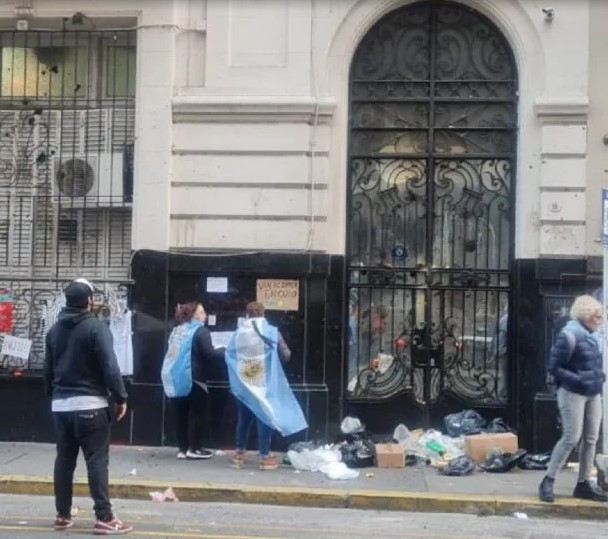 Piden detener a un hombre que lanzó amenazas contra Cristina Kirchner frente al Instituto Patria