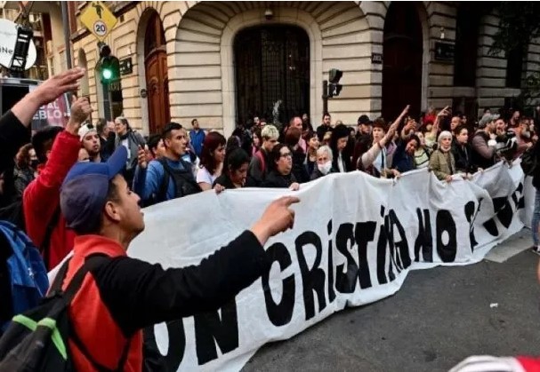 Se mantiene la vigilia de militantes frente al departamento de Cristina Kirchner