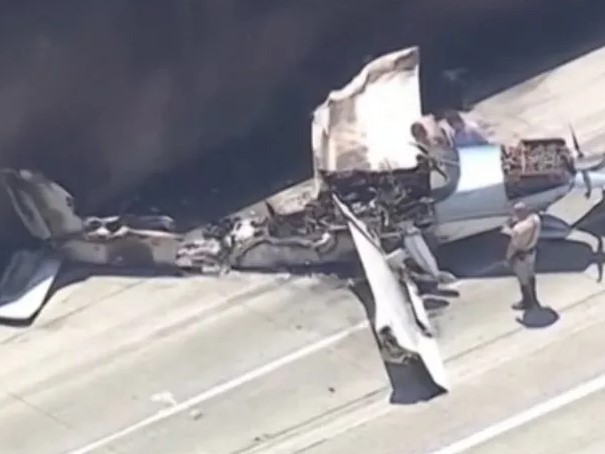 Una avioneta cayó sobre una autopista en California y generó pánico